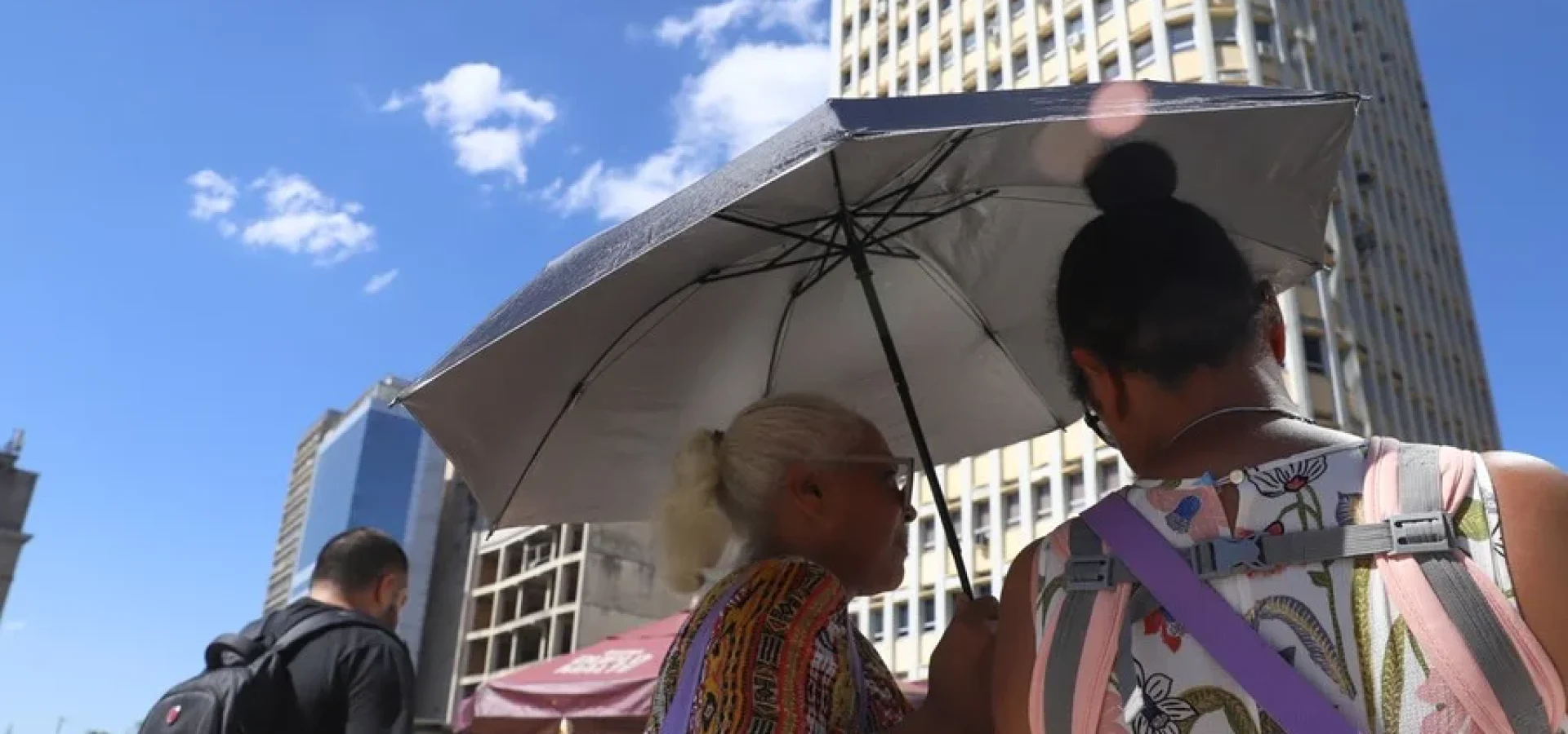 Sol aparece com nuvens, mas ocorrem momentos de maior nebulosidade.
Foto : Alina Souza