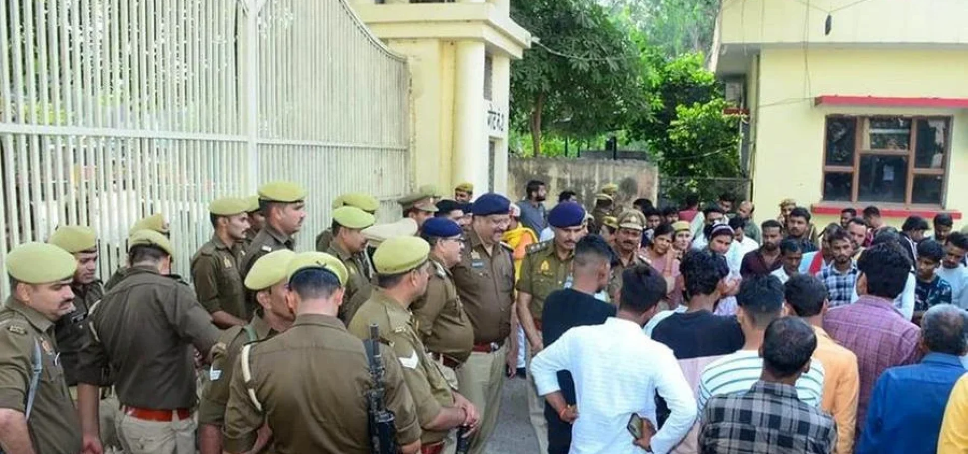 Pelo menos 10 recém-nascidos morreram e outros 16 permanecem em estado crítico após um incêndio na unidade neonatal. | Foto: AFP