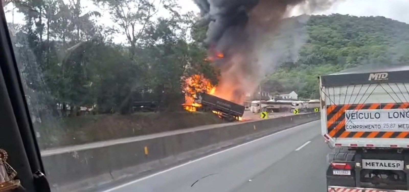 Acidente na tarde de sábado na BR-277 interditou as duas pistas na Serra do Mar e mobilizou equipes de emergência