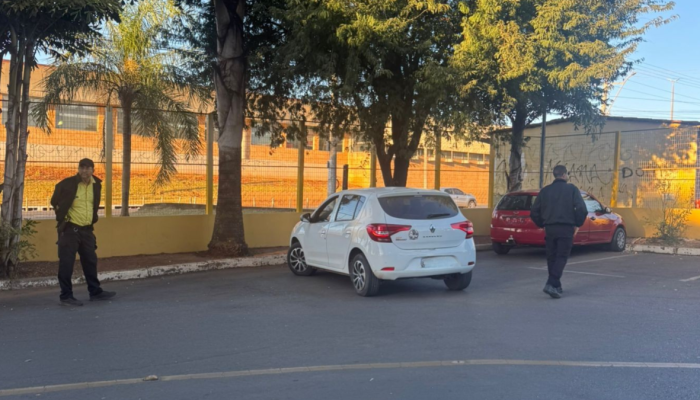 Imagem mostra veículo conduzido pela mulher em estacionamento do Detran DF  • Divulgação/Detran DF