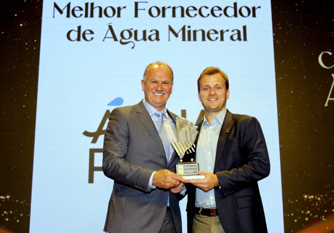 Julio Eggers, diretor Administrativo e de Marketing da Fruki Bebidas, recebeu o troféu