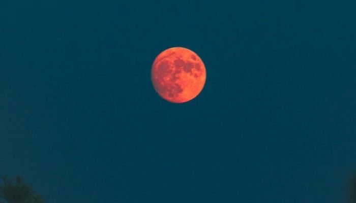 Eclipse será visível de maneira parcial a partir das 2h06. (Foto: Tolga Aksoy, Banco de Imagens)