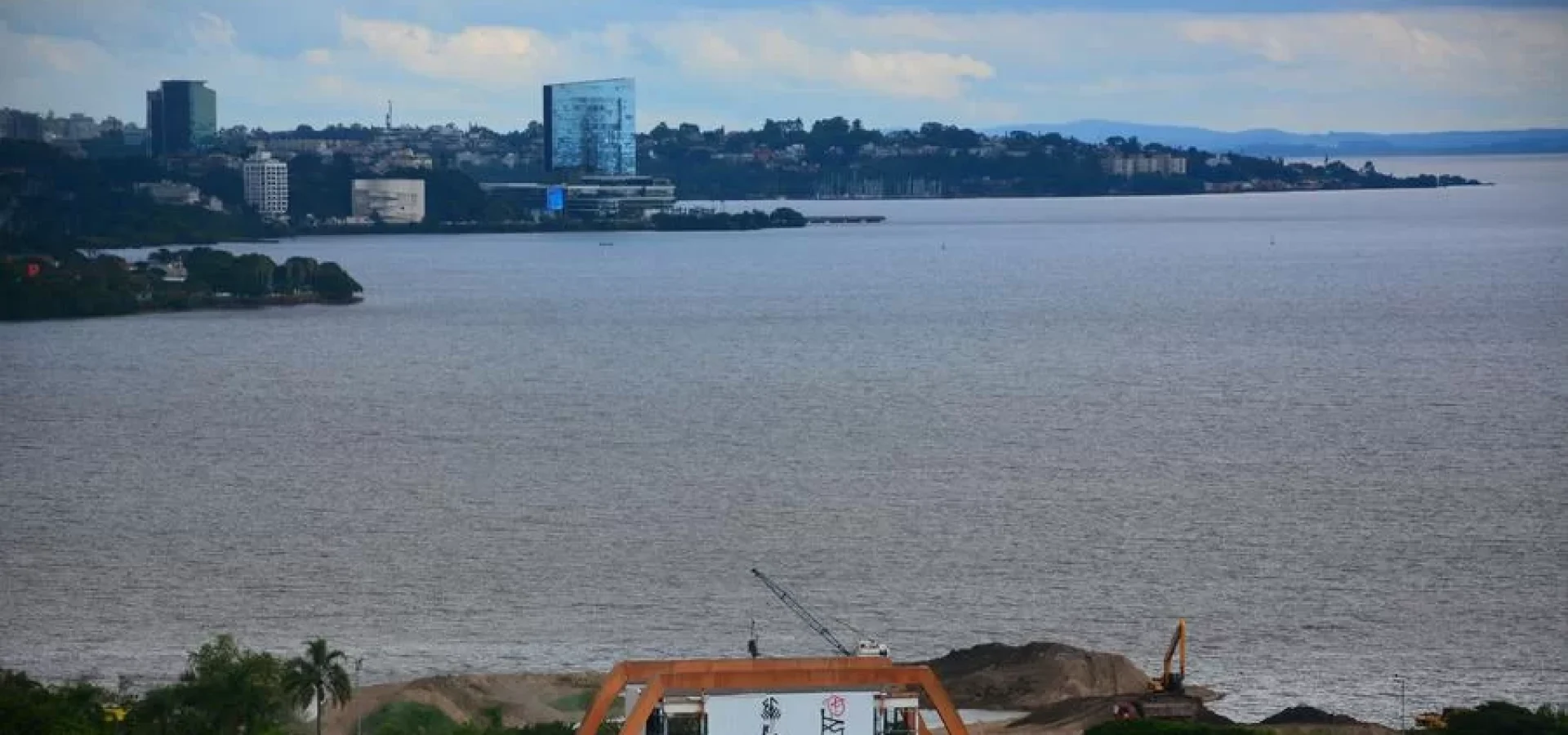 Abril em Porto Alegre começou com um dia de sol e nuvens | Foto: Ricardo Giusti / CP Memória