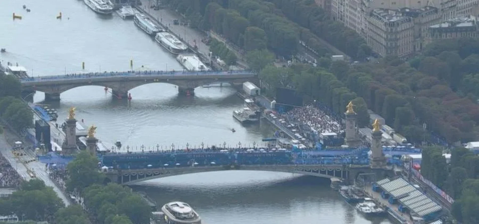 Natação no Sena foi proibida há mais de um século, em grande parte devido à má qualidade da água. | Foto: Andrej ISAKOVIC, Anne-Christine POUJOULAT, JULIEN DE ROSA / AFP / OBS