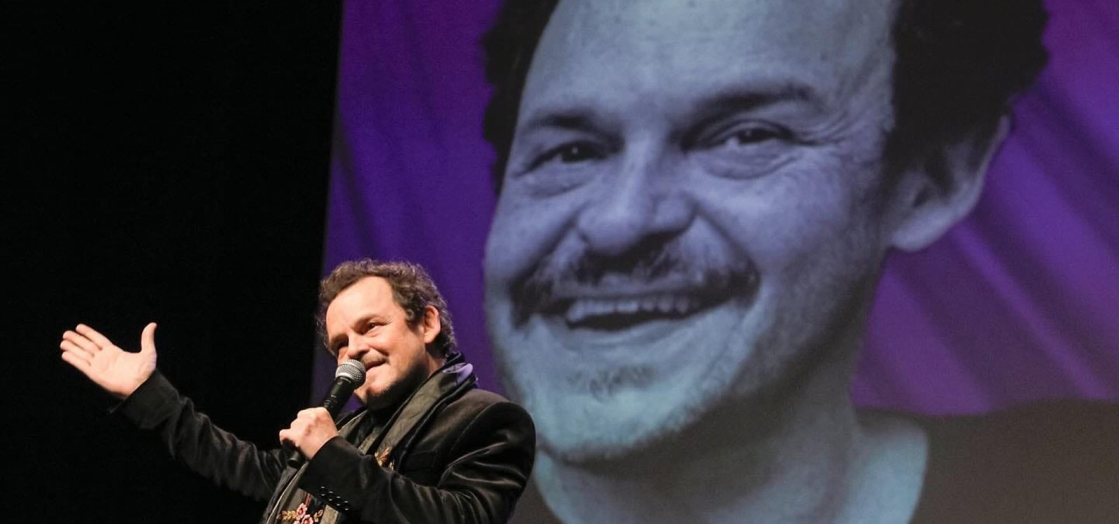 Matheus Nachtergaele é ovacionado ao receber o Troféu Oscarito