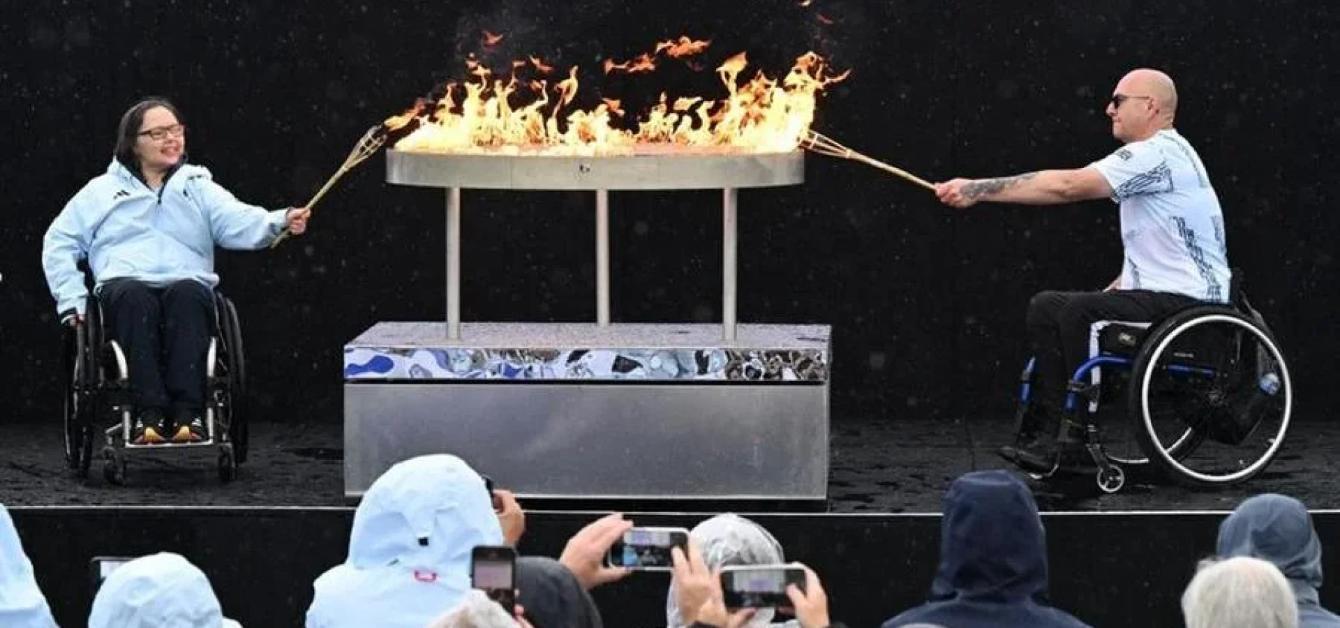 Chama foi acesa por dois atletas paralímpicos britânicos, Helene Raynsford e Gregor Ewan. | Foto: JUSTIN TALLIS / AFP