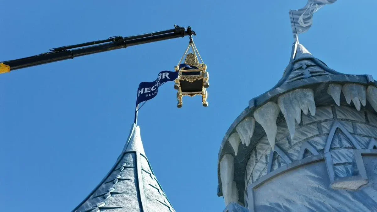 Os tronos de ouro do Castelo de Gelo chegam a Gramado. Créditos: Tessaro Filmes.