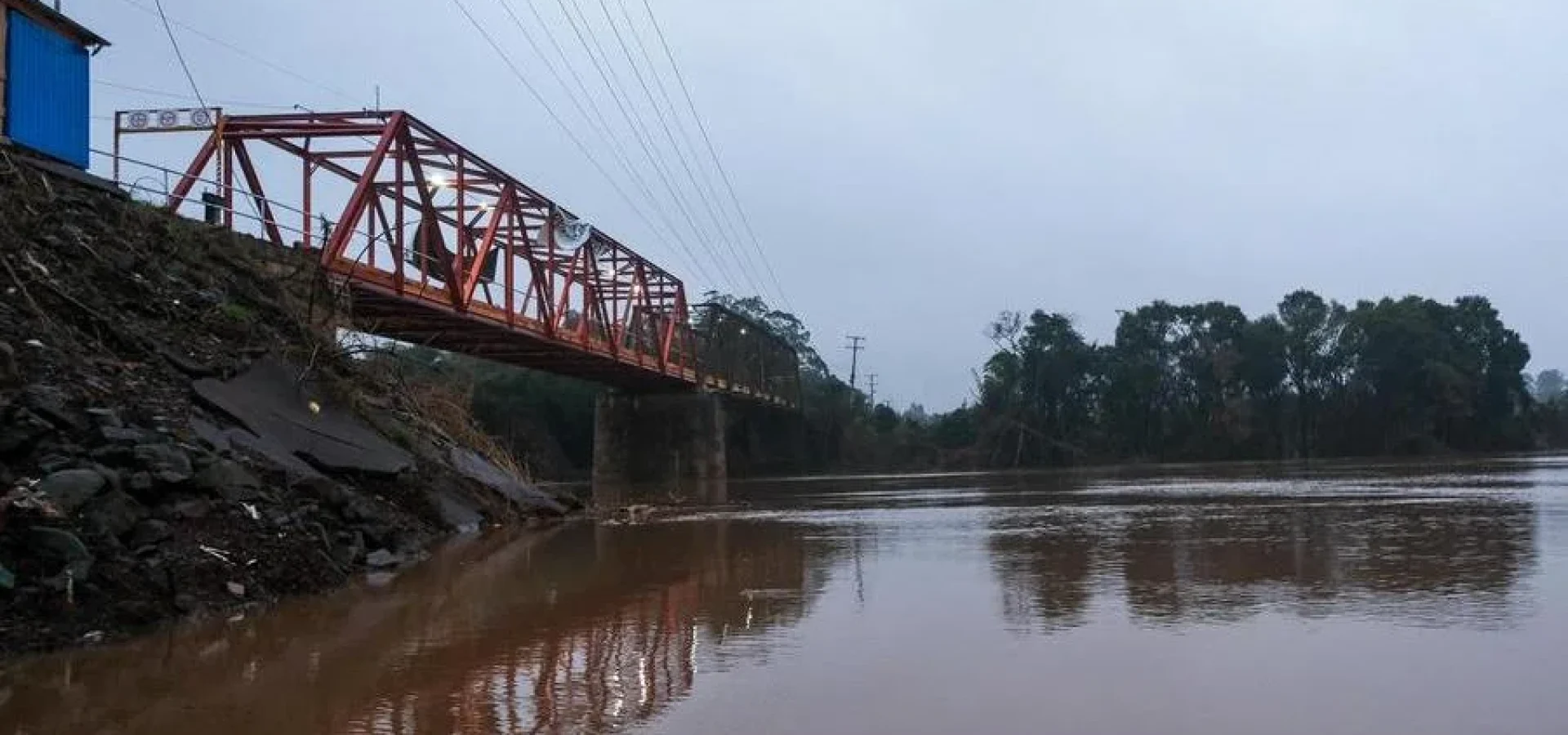 Ponte de ferro provisória instalada na foz do rio Forqueta está interditada para passagem de veículos.| Foto: Pedro Piegas
