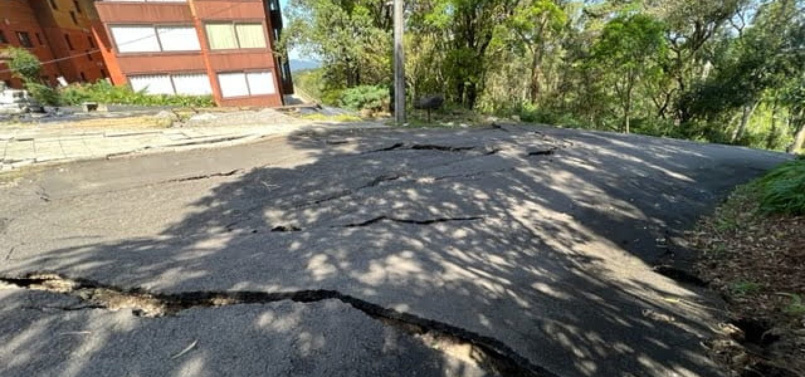 Prédio de apartamentos corre risco de desabamento no bairro Planalto