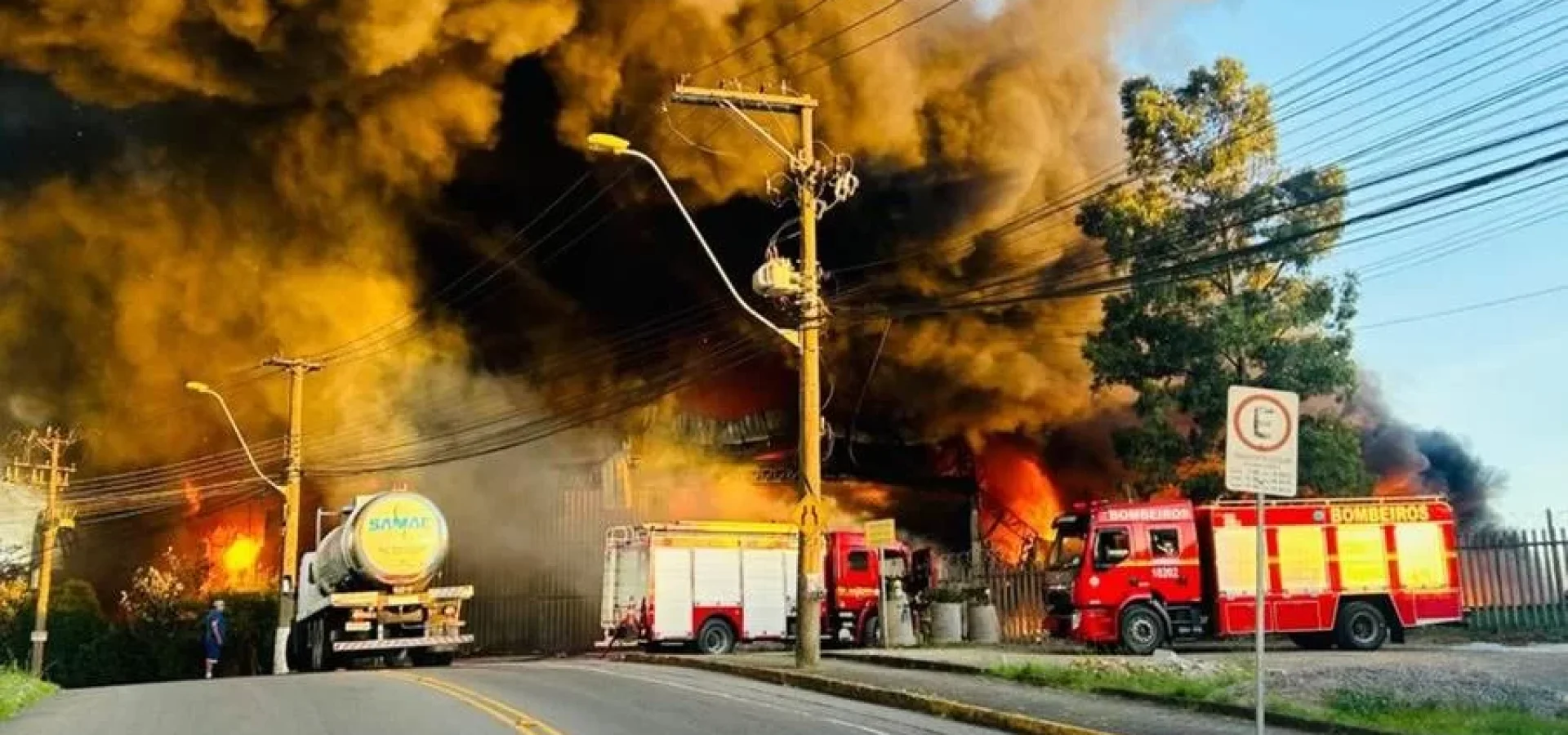 Incêndio de grandes proporções foi registrado em empresa de reciclagem | Foto: Marcelo Oliveira / Rádio Caxias / CP
