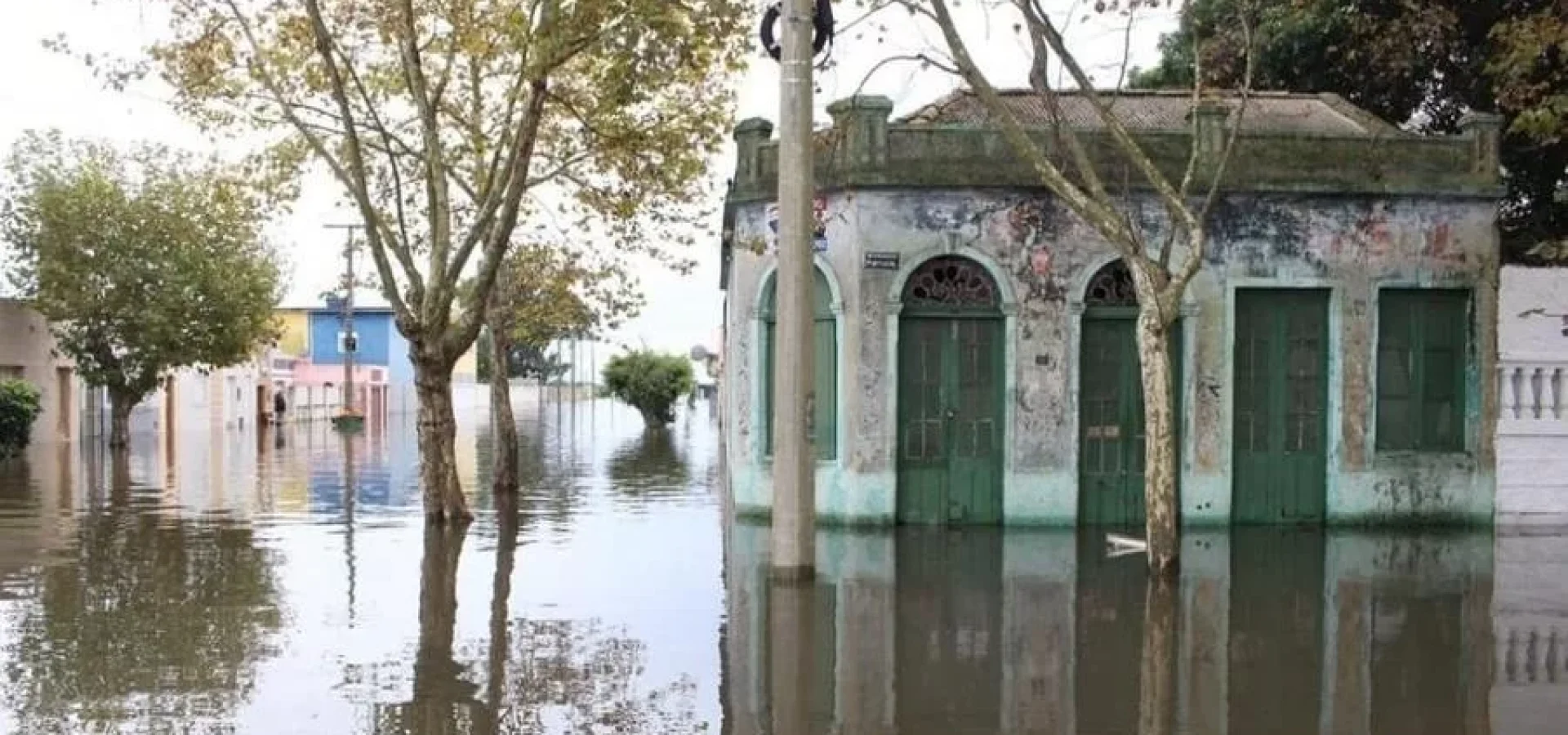 Várias ruas do centro permanecem alagadas, o que atrapalha diversos serviços como o transporte coletivo urbano | Foto: Roberto Dias/ Prefeitura de Rio Grande/CP