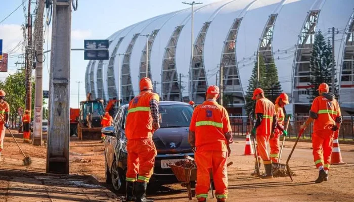 Equipe de 35 garis, com auxílio de dois caminhões caçamba, um caminhão truck e uma retroescavadeira, executou os trabalhos no local | Foto: Alex Rocha/PMPA/CP