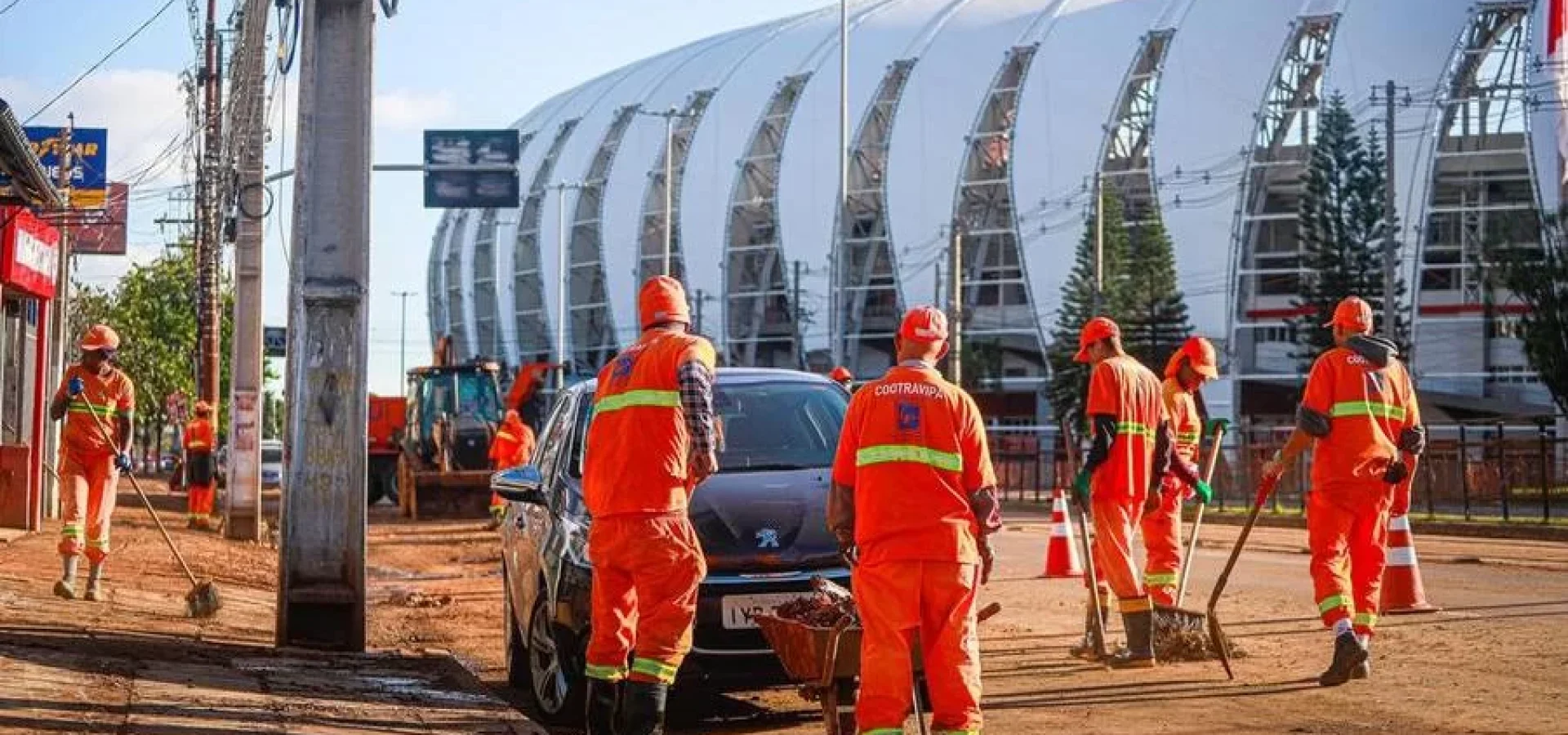 SERVI-OS-URBANOS-Execuc-o-de-Limpeza-na-Avenida-Padre-Cacique Equipe de 35 garis, com auxílio de dois caminhões caçamba, um caminhão truck e uma retroescavadeira, executou os trabalhos no local | Foto: Alex Rocha/PMPA/CP
