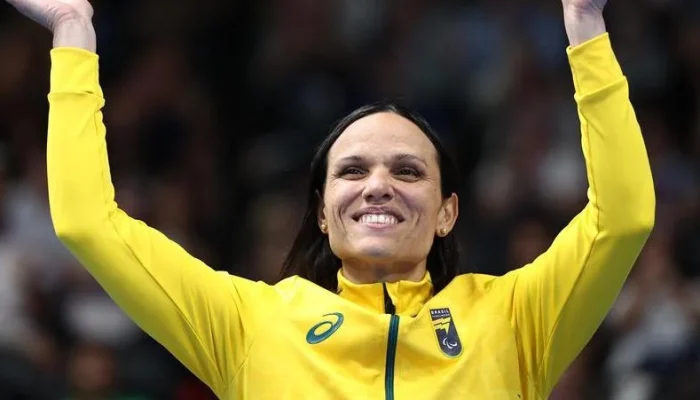 Carol Santiago, maior campeã brasileira da história, ganhou seu sexto ouro em Jogos Paralímpicos. | Foto: Franck Fife / AFP / CP