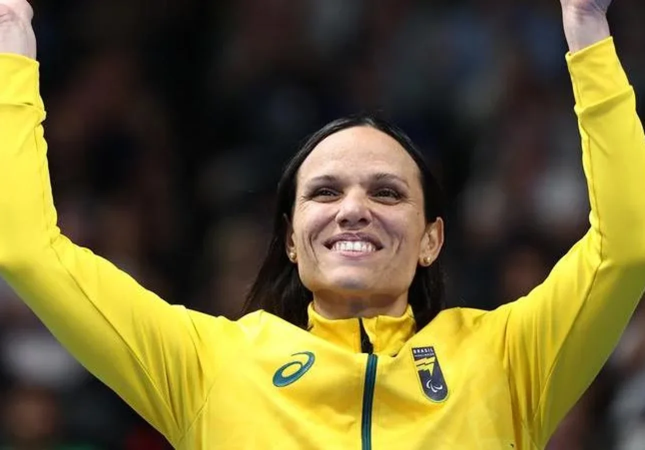 Carol Santiago, maior campeã brasileira da história, ganhou seu sexto ouro em Jogos Paralímpicos. | Foto: Franck Fife / AFP / CP