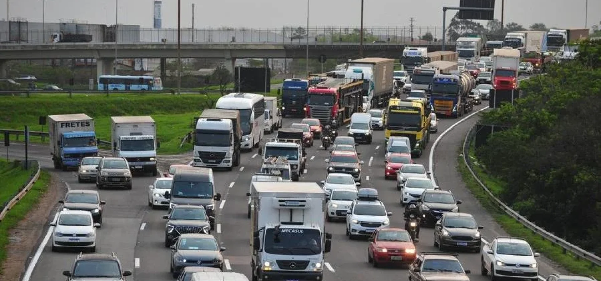 Motoristas já enfrentam pontos de congestionamento na freeway para o feriadão de 20 de Setembro. | Foto: Fabiano do Amaral
