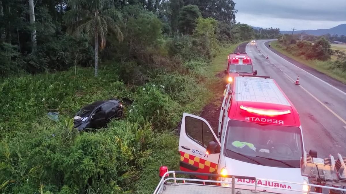 Saída de pista deixa uma mulher morta e cinco feridos na RSC-287 em Candelária