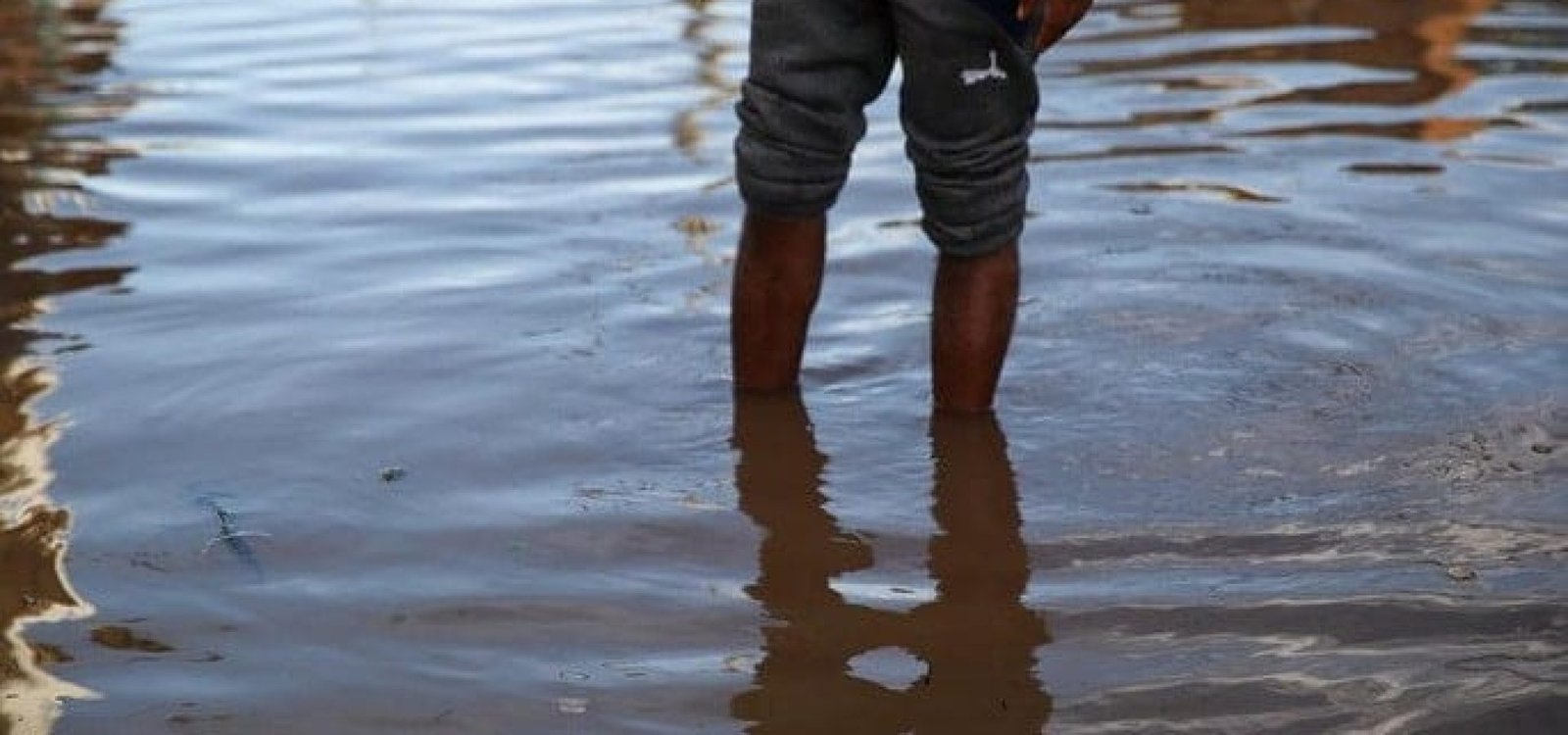 A leptospirose é uma doença infecciosa febril transmitida pelo contato com a urina de animais, principalmente roedores, infectados pela bactéria leptospira.
Duda Fortes / Agencia RBS