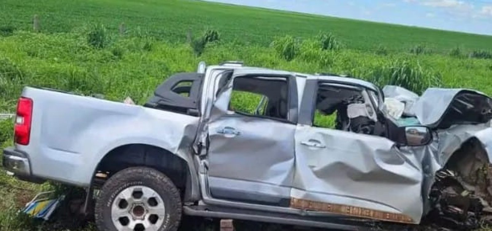 Caminhonete destruída após ser atingida por caminhão. — Foto: Divulgação