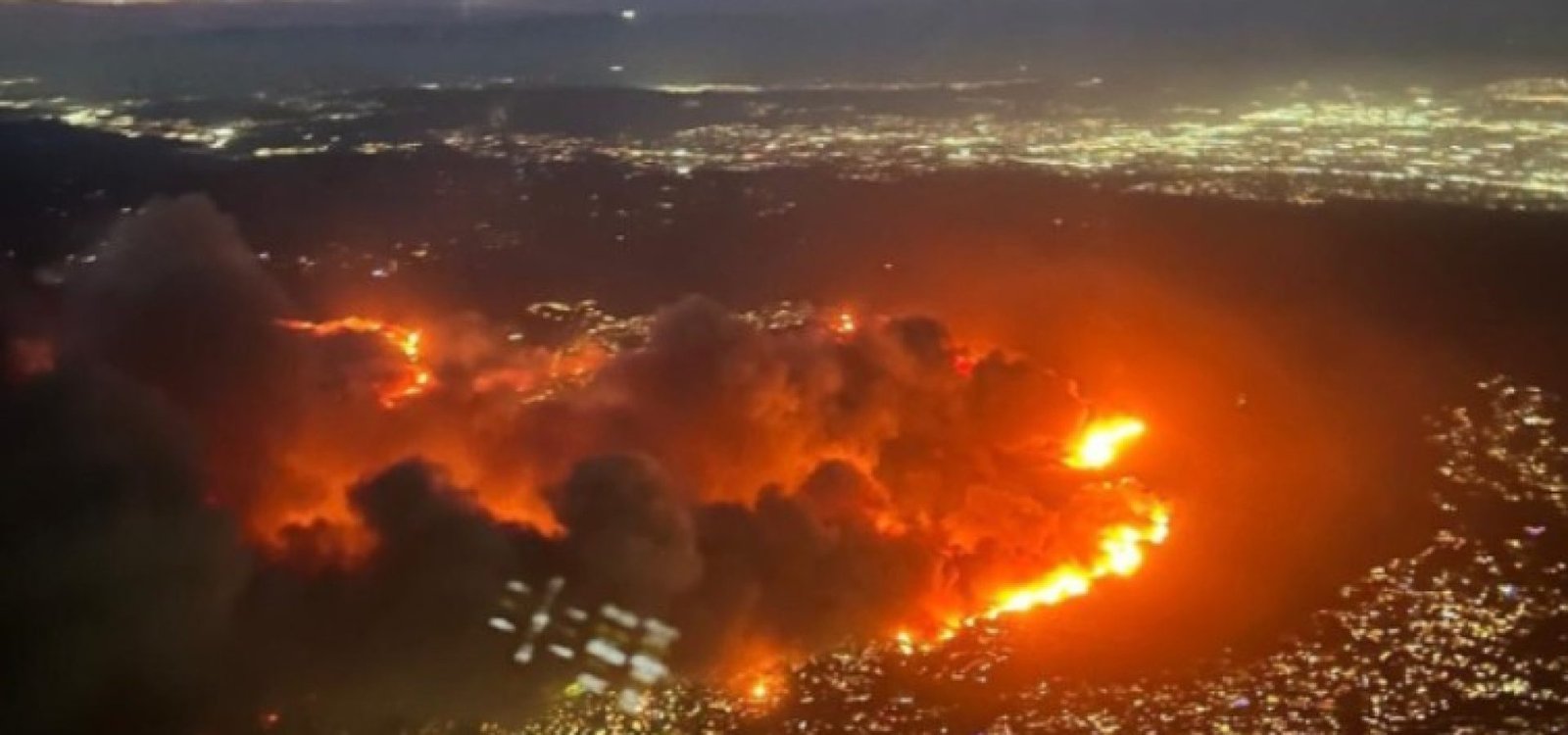 Novos incêndios em Hollywood Hills mantêm pânico entre moradores e turistas.