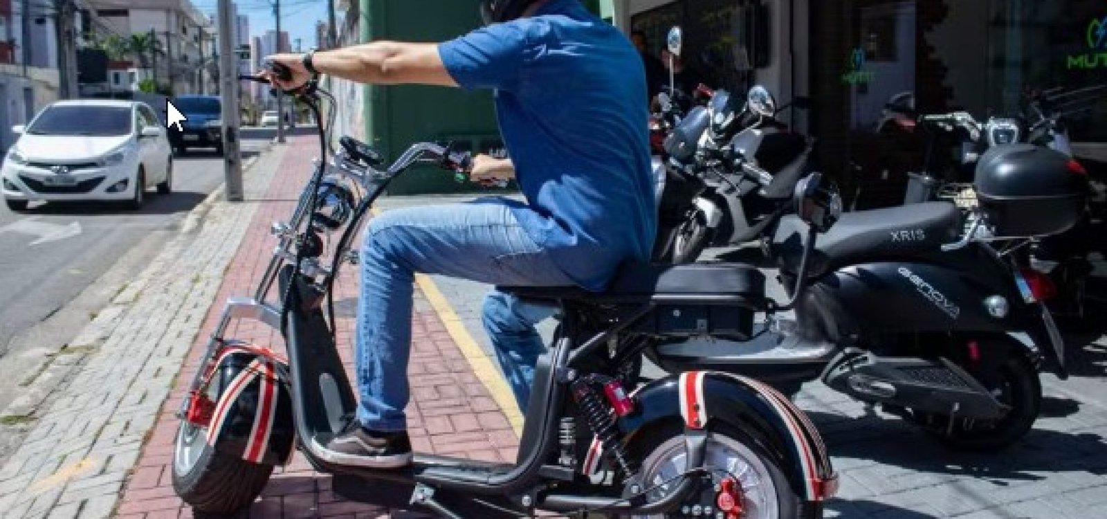 Nos ciclomotores o uso de equipamentos de segurança, como capacete, é obrigatório.  — Foto: O Povo


A Secretaria Municipal de Mobilidade e