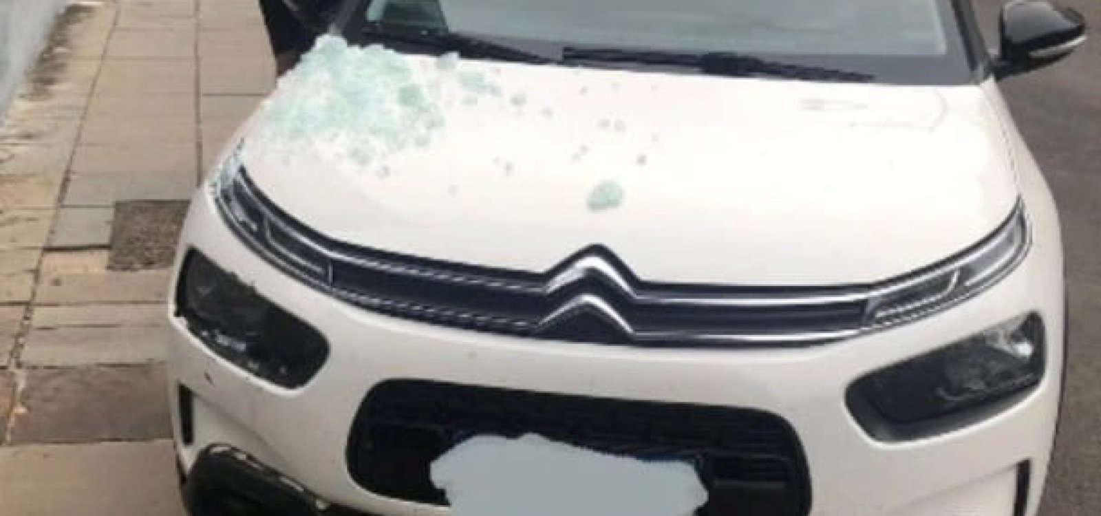 Carro desgovernado colide com vidro de loja no centro de Osório