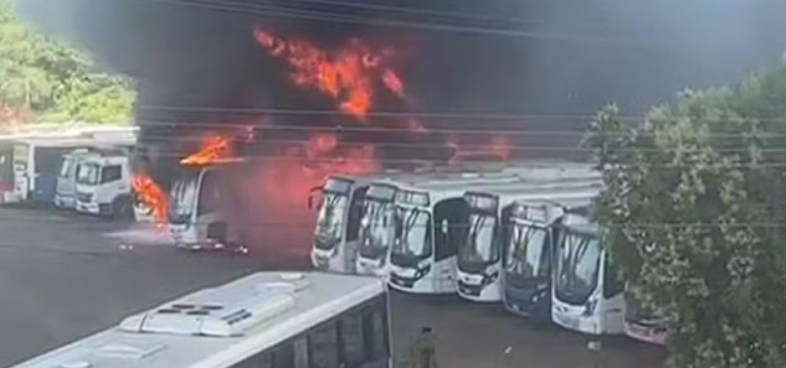 Incêndio em empresa de ônibus em Sapucaia do Sul.    — Foto: Yagor Marrone/ Muda Sapucaia do Sul