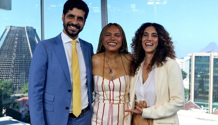 Tânia Rego/ Agência Brasil Samba na Gamboa terá nova temporada na TV Brasil. Na foto, o presidente da EBC, Jean Lima, a apresentadora Teresa Cristina, e a diretora de Conteúdo e Programação, Antonia Pellegrino