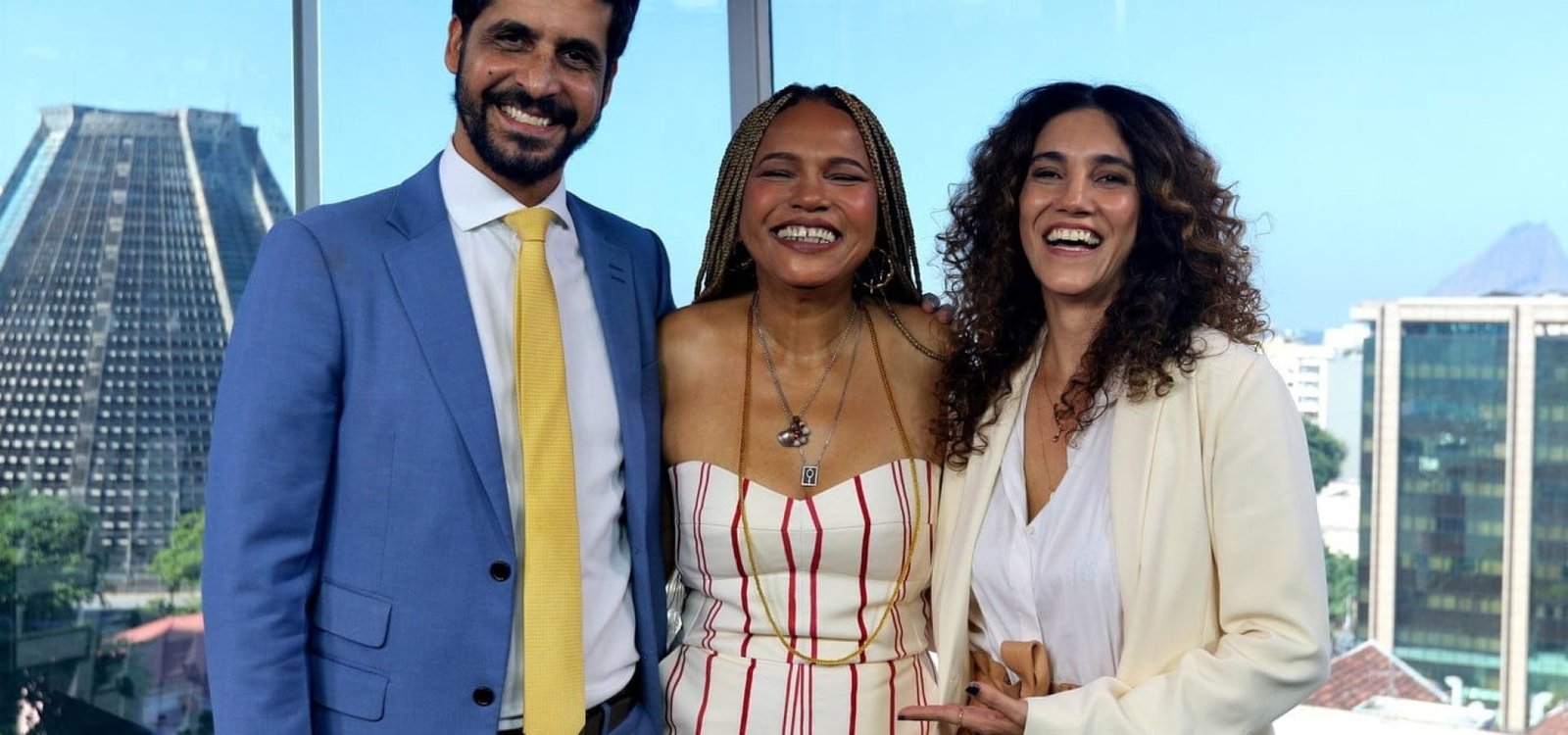 Tânia Rego Tânia Rego/ Agência Brasil Samba na Gamboa terá nova temporada na TV Brasil. Na foto, o presidente da EBC, Jean Lima, a apresentadora Teresa Cristina, e a diretora de Conteúdo e Programação, Antonia Pellegrino