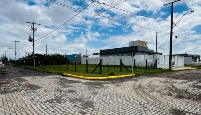 Terreno de esquina localizado em Atlântida Sul, na cidade de Osório