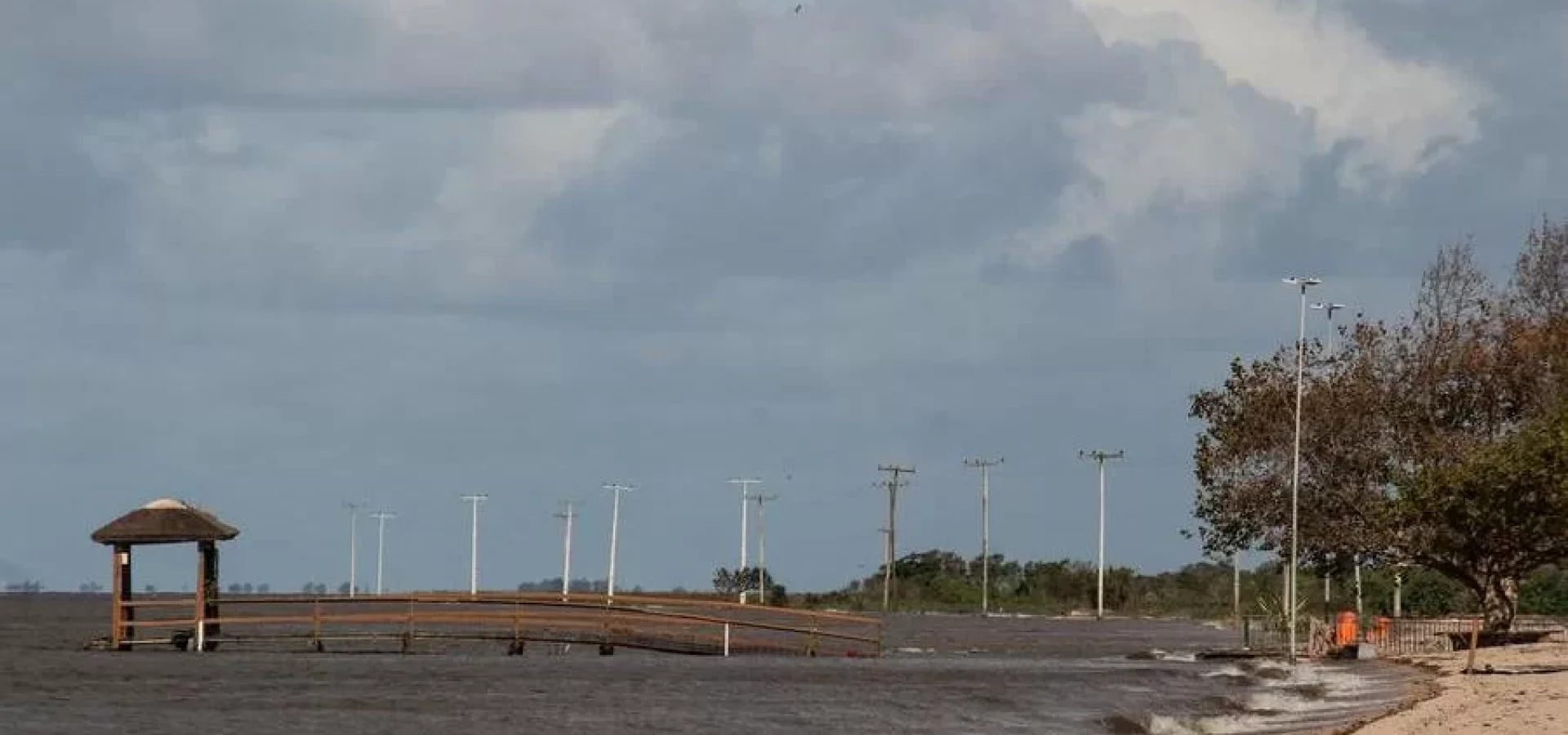 Trapiche Um dos locais mais tradicionais da praia do Laranjal foi destruído pela força das águas da Lagoa dos Patos | Foto: Michel Corvello/ Prefeitura de Pelotas/CP