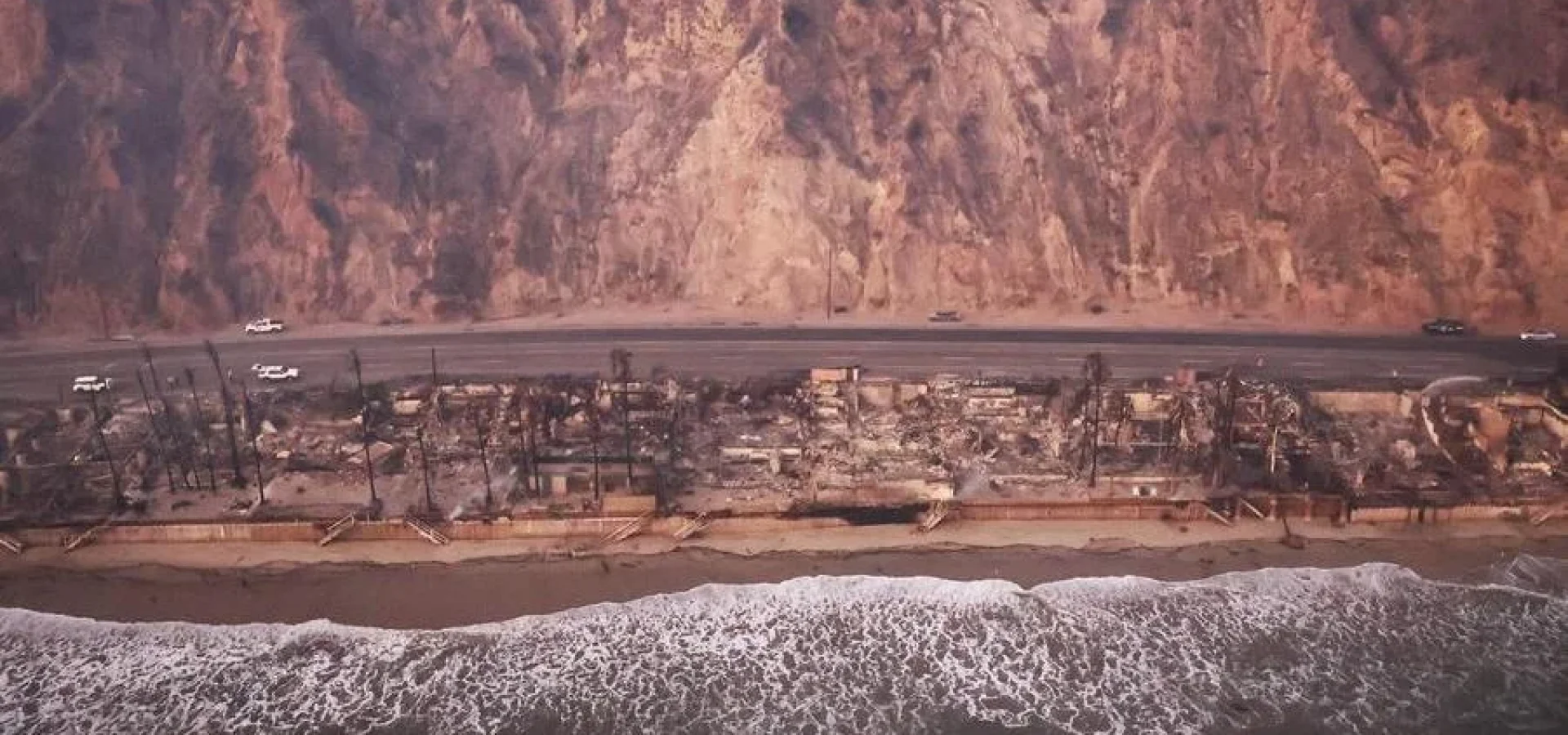 Vista aérea de Malibu mostra casas destruídas pelo fogo. | Foto: Mario Tama / AFP / CP