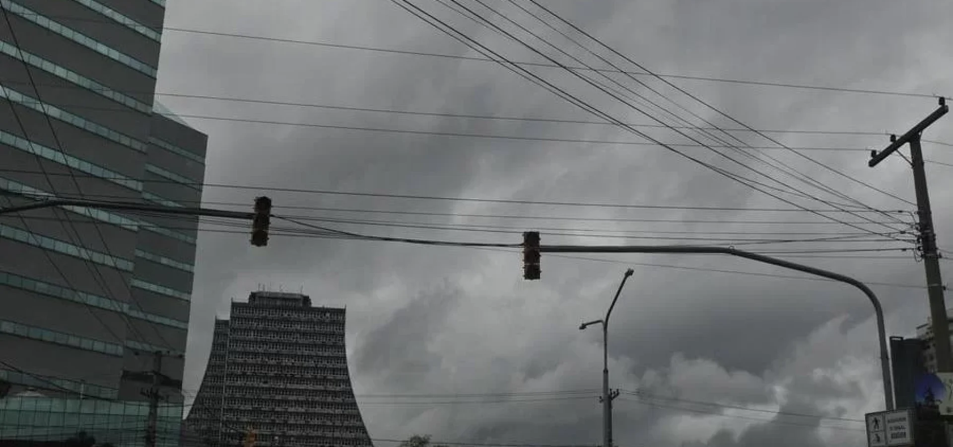 Primeira metade do dia deve ser de chuva e garoa na Metade Leste | Foto: Mauro Schaefer