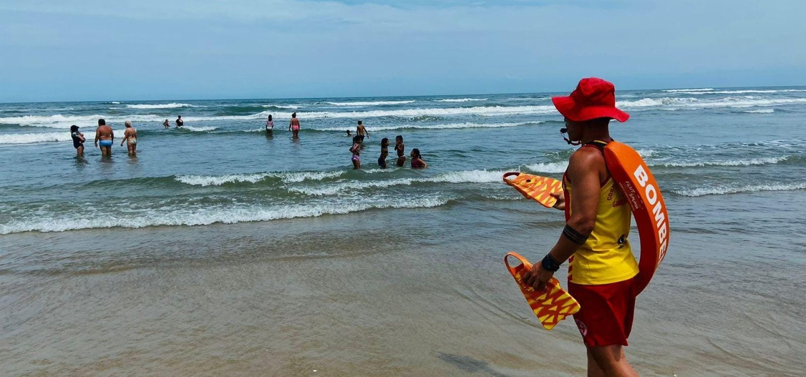 Verão 2024 SC Primeiro feriado da pré-temporada da Estação Verão tem 81 salvamentos por afogamento registrados em Santa Catarina