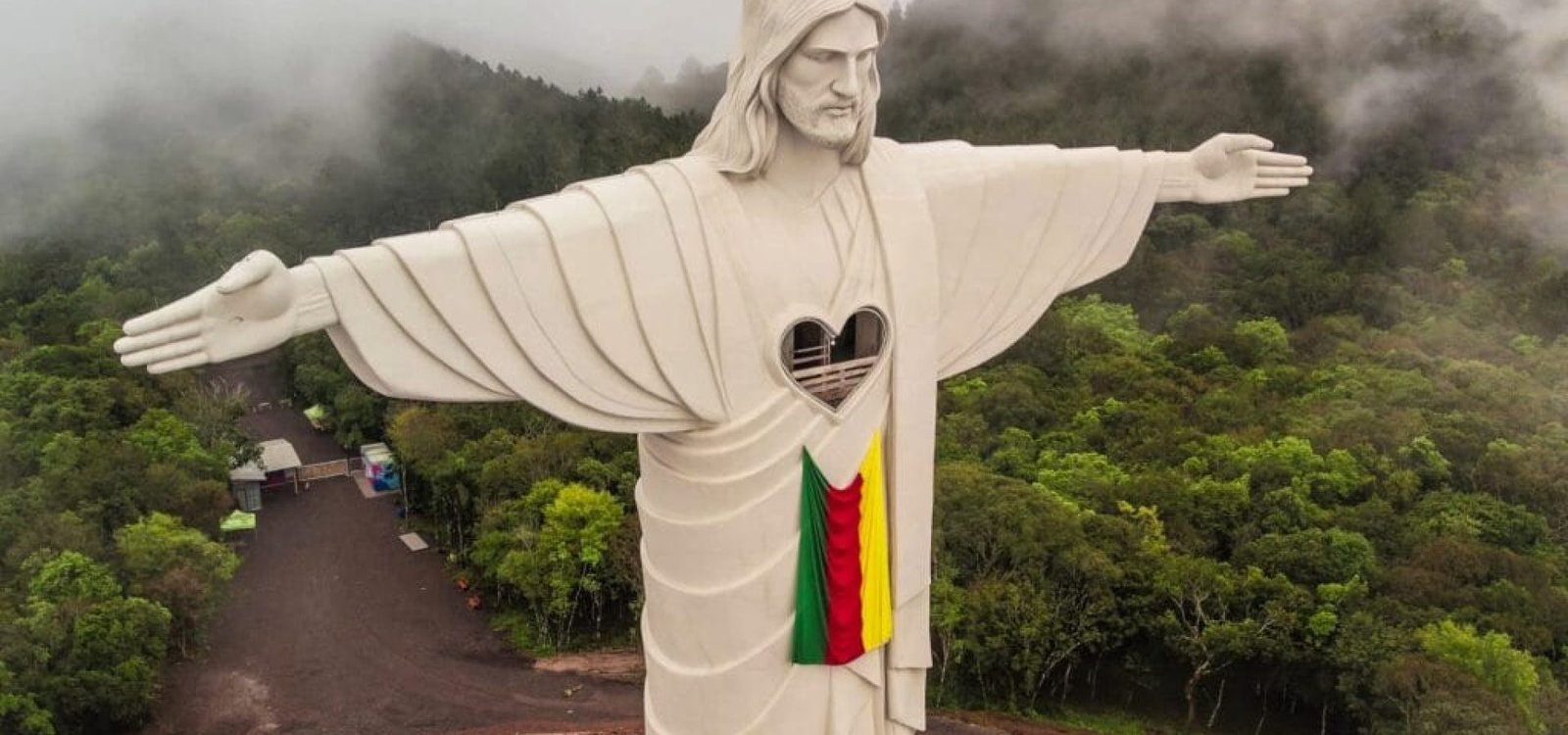 Cristo Protetor de Encantado mede 43,5 metros de altura no total, contando o pedestal (Foto: Gustavo Ghisleni/Konce Agência)