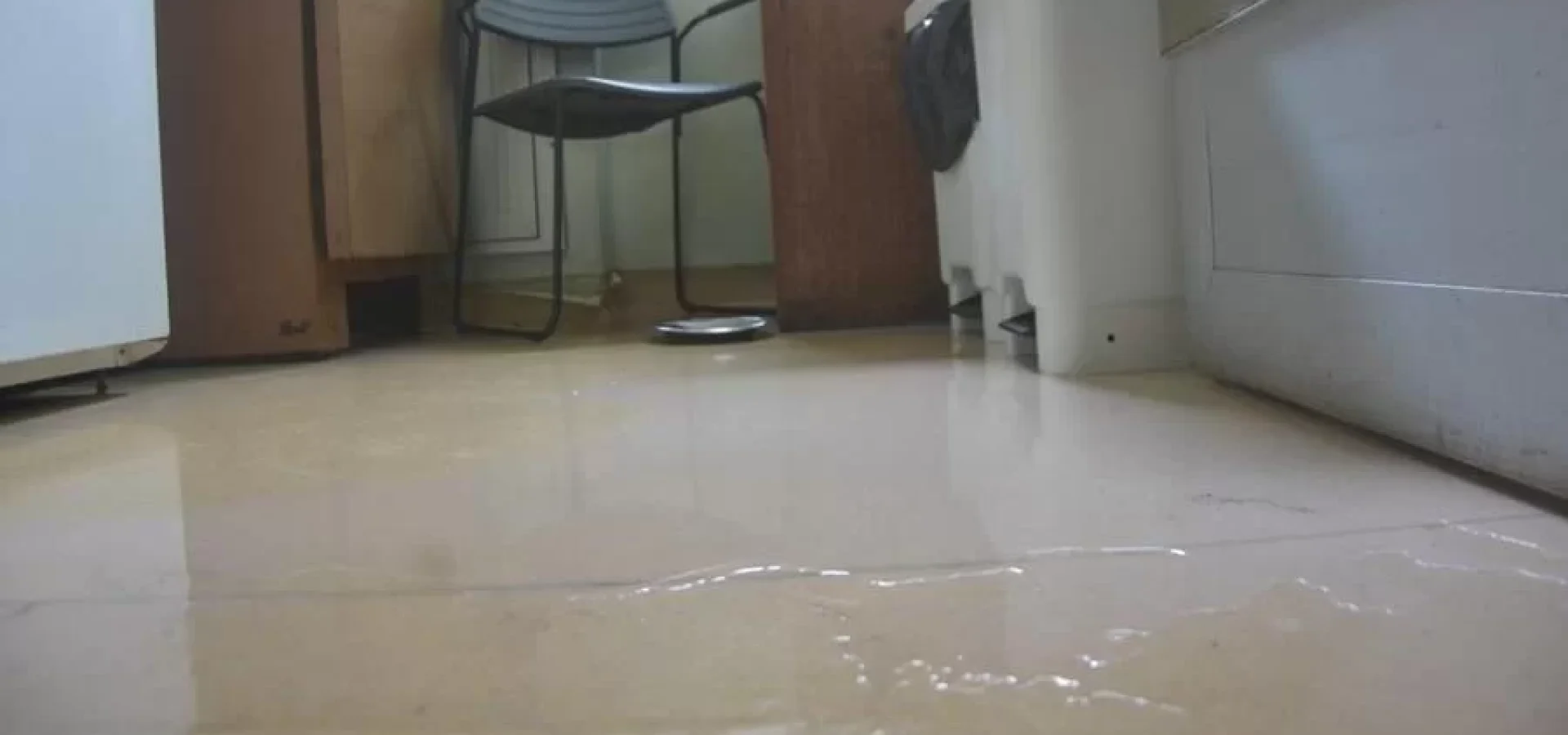 Água da chuva invadiu corredor do HPS, em Porto Alegre | Foto: Guilherme Almeida