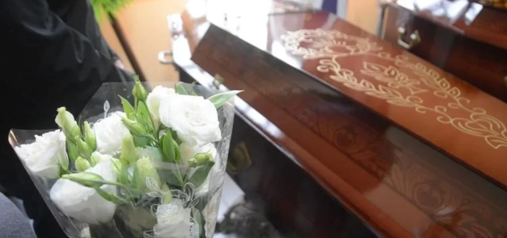 Assistente social carregava um buquê de flores brancas | Foto: Ricardo Giusti