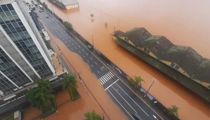 Casa de bombas se rompe e água invade avenida Mauá, em Porto Alegre | Foto: Jonathas Costa / Especial / CP