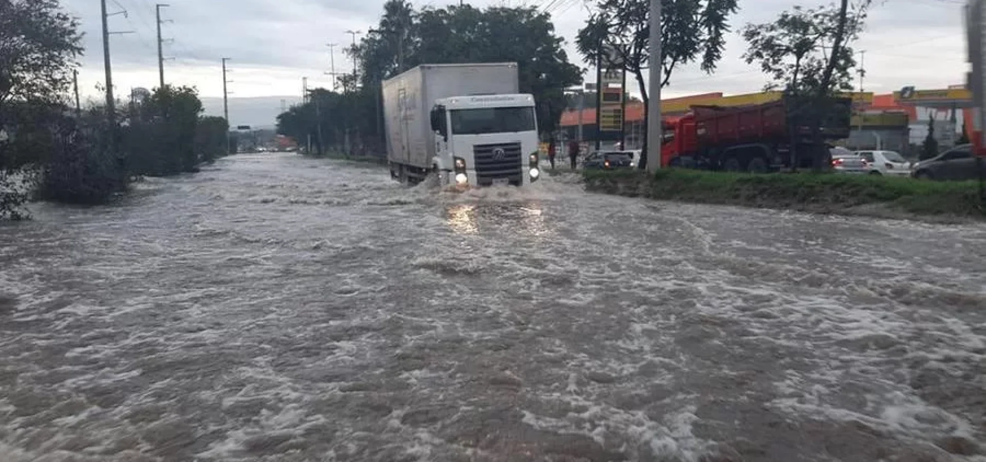 Maior volume de água assustou moradores que estavam na região | Foto: Jonathas Costa / Especial / CP