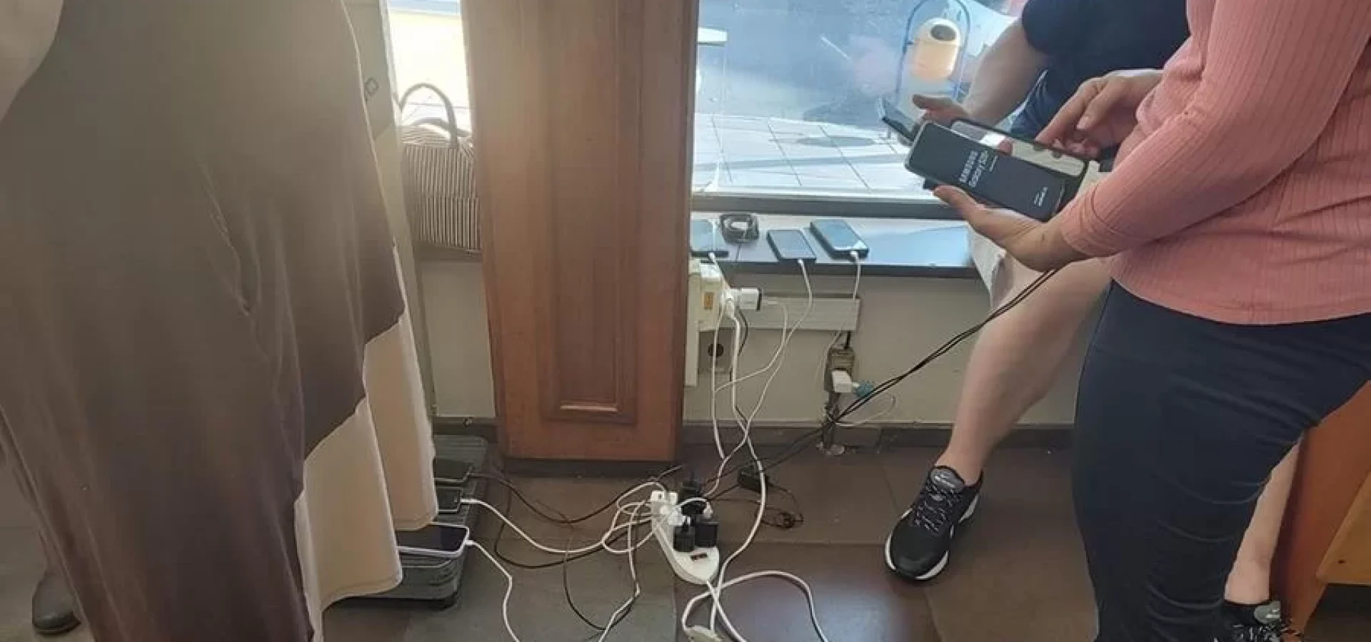 Filas se formaram perto das tomadas | Foto: Karina Reif / Especial CP