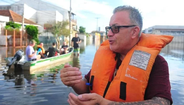 Voluntários tentam resgatar três pessoas e 5 mil pets no bairro Sarandi, em Porto Alegre | Foto: Fabiano do Amaral