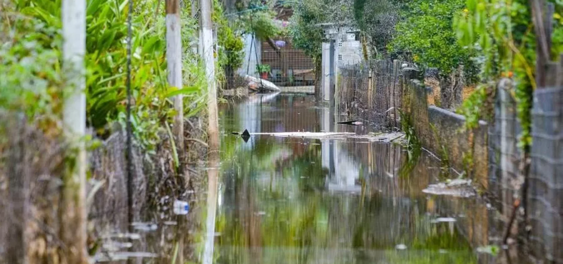 Porto Alegre: Água de valão invade alamedas no bairro Ponta Grossa | Foto: Pedro Piegas