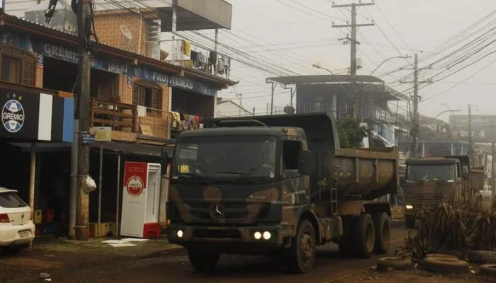 Militares promovem ações de limpeza no entorno da Arena do Grêmio | Foto: Camila Cunha