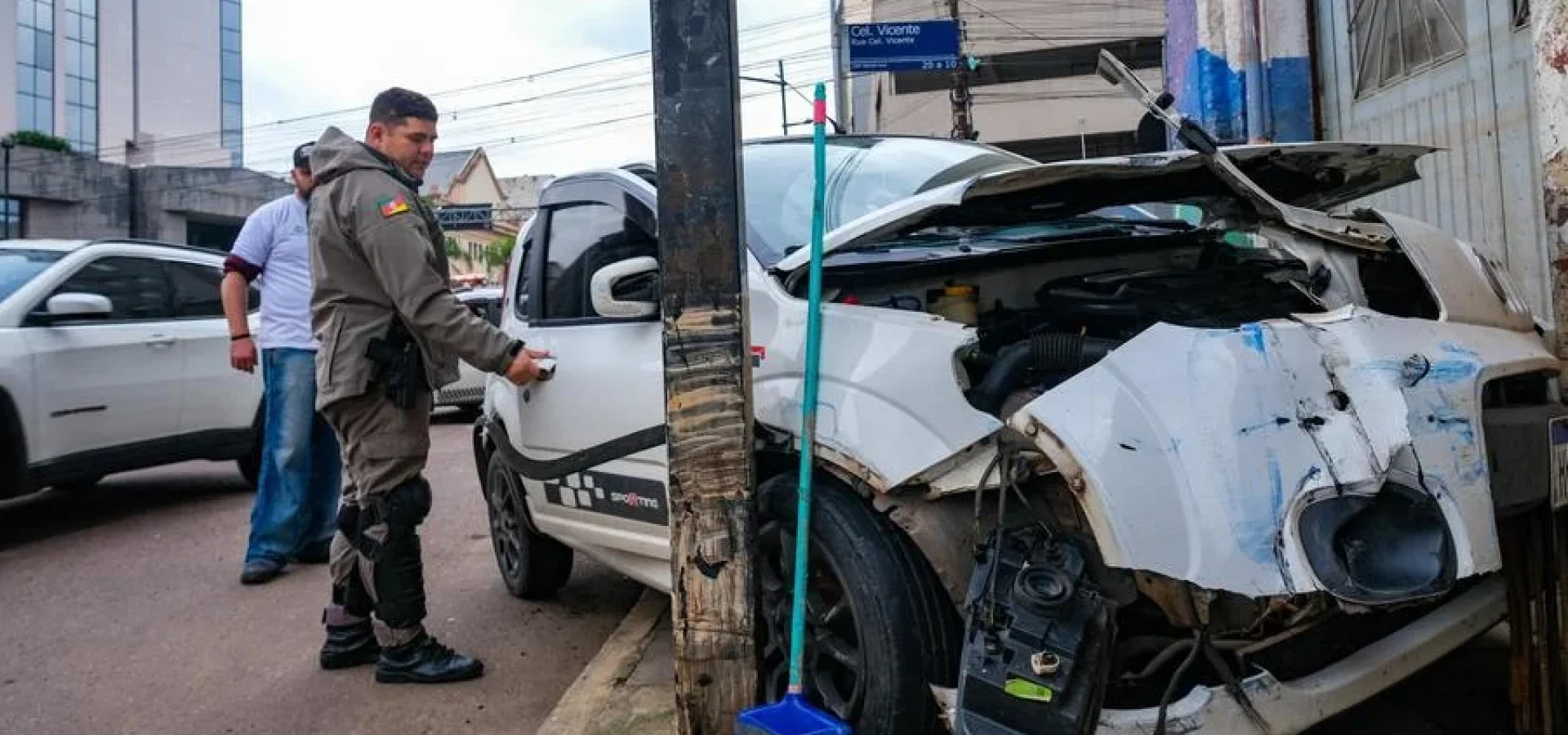Carro colidiu com prédio em Porto Alegre.  | Foto: Pedro Piegas