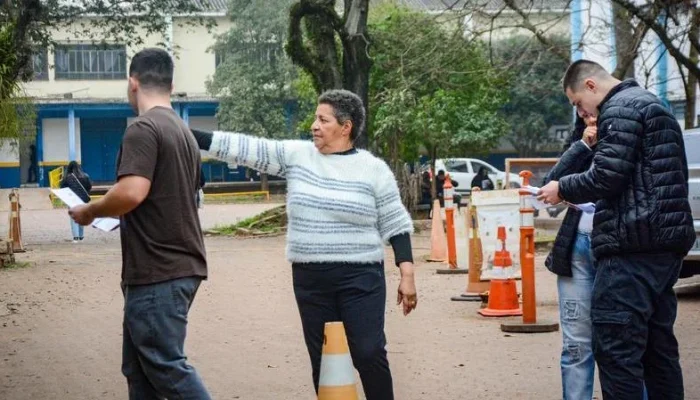Candidatos chegam ao local da prova na Escola Técnica Estadual Parobé, no Centro Histórico de Porto Alegre. | Foto: Pedro Piegas