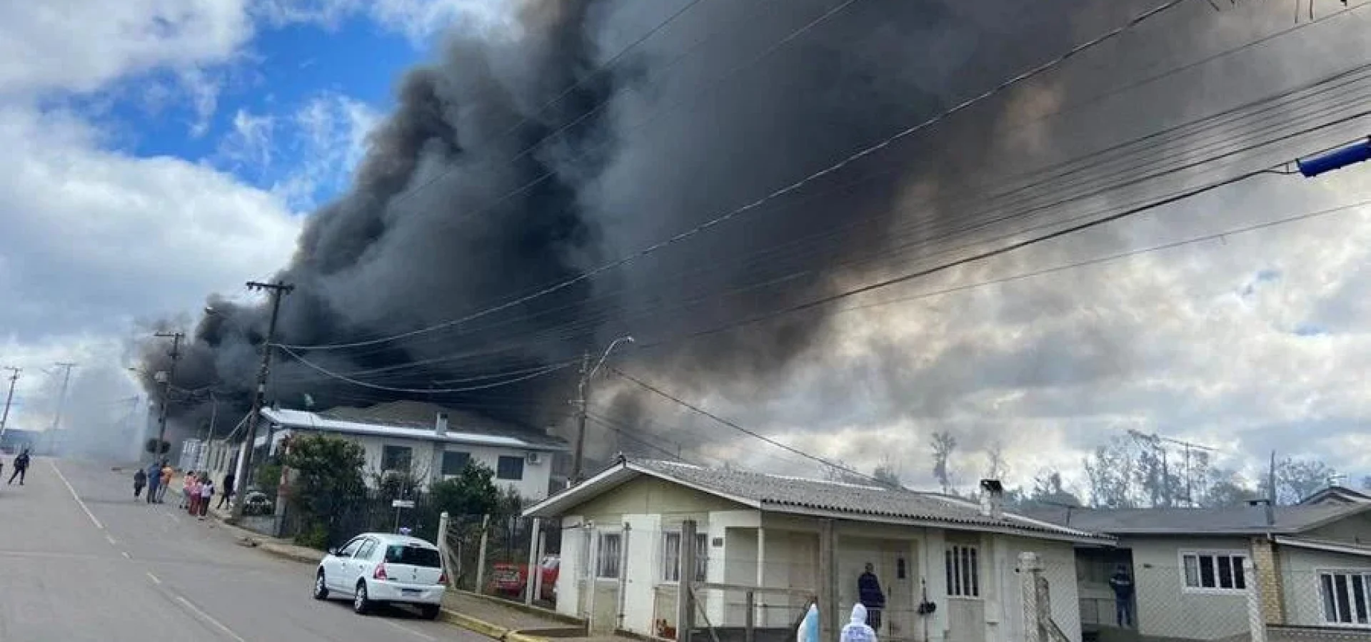 Fogo começou por volta das 11h deste domingo. | Foto: Filipe Brogliatto/ Rádio Solaris