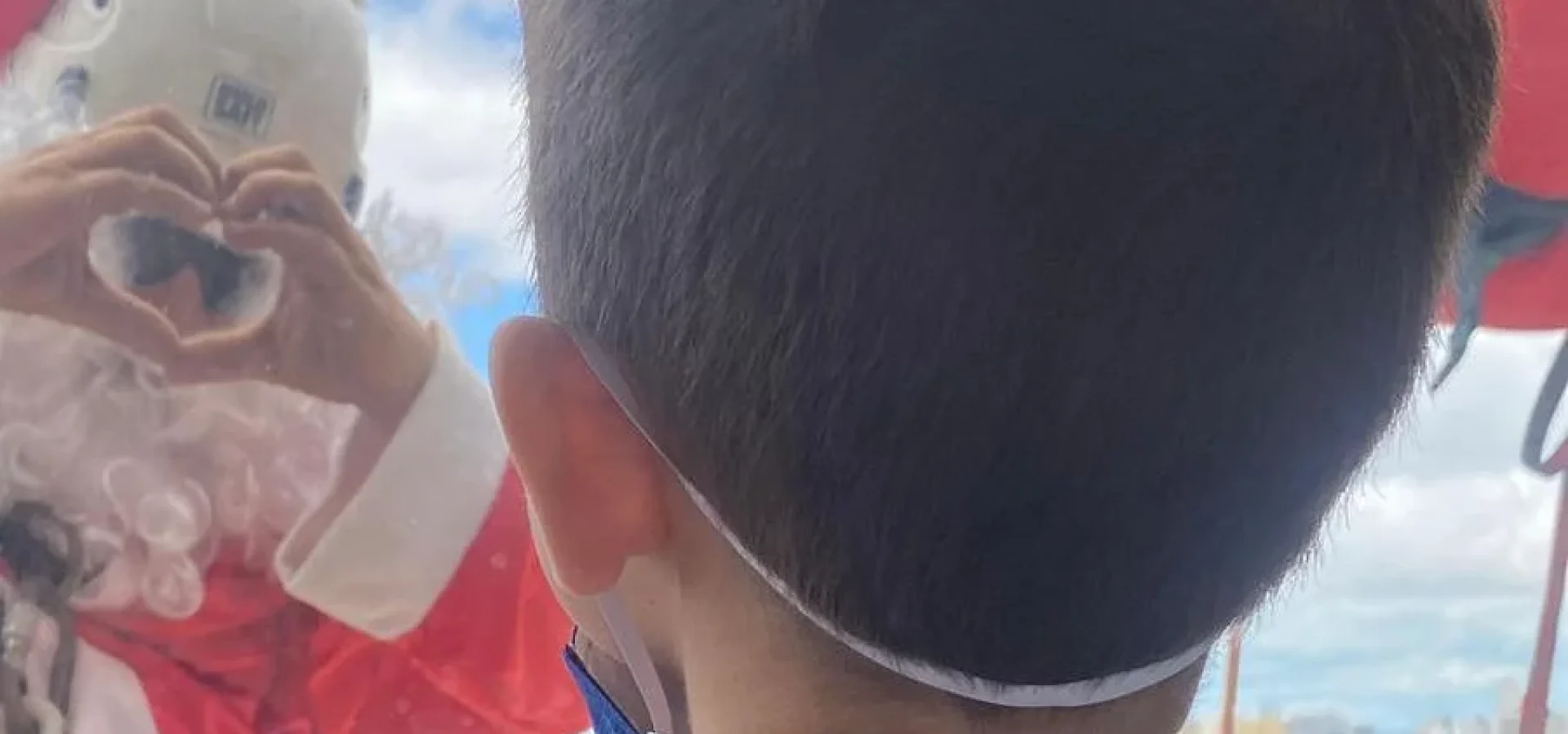 Papais Noeis e duendes descem a fachada principal do Hospital de Clínicas | Foto: Monica Echeverria/HCPA