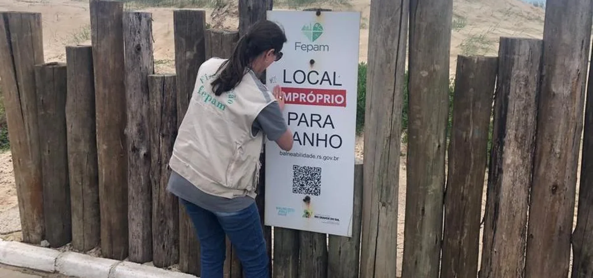 Placas indicativas irão comunicar se a água do local é própria ou imprópria para banho naquele período específico. | Foto: Divulgação / Fepam / CP