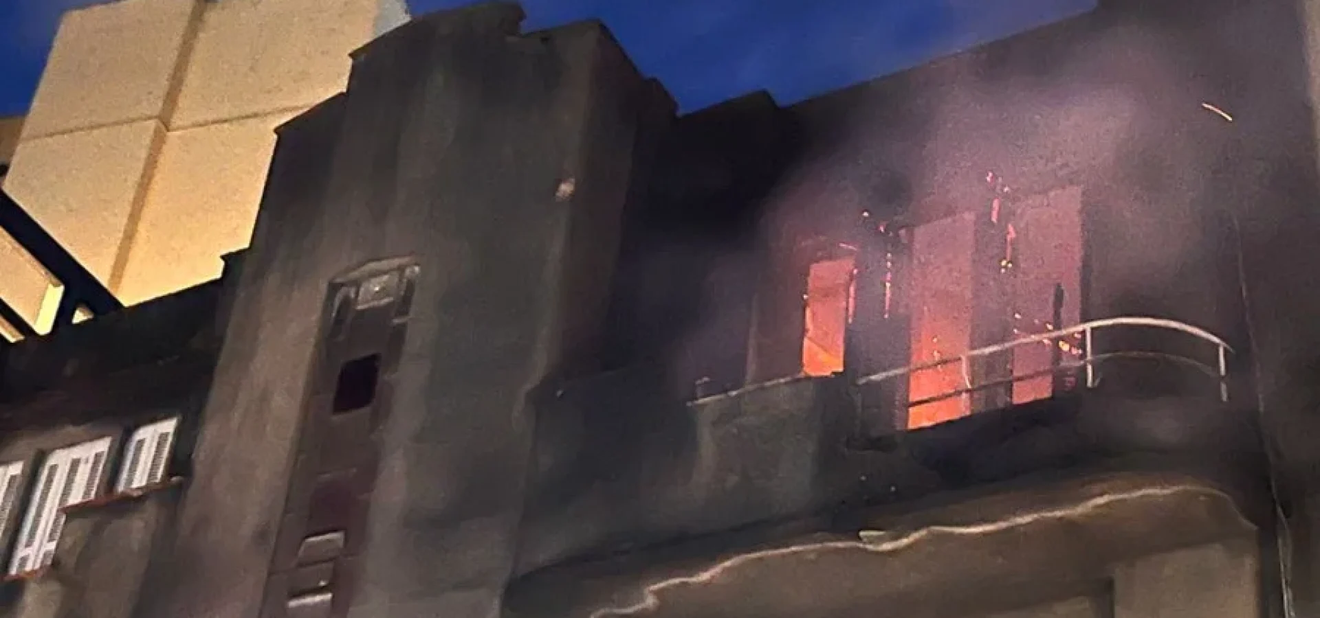 As chamas danificaram apenas um apartamento e uma parte de outro apartamento do mesmo andar.
Foto : Cristiano Abreu / Especial CP