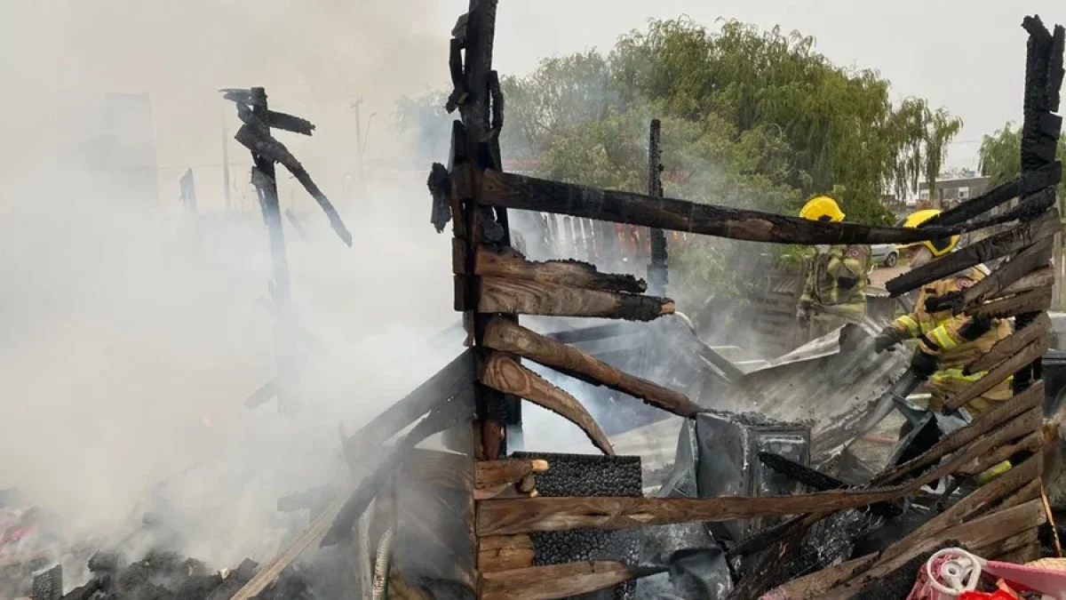 A casa foi totalmente consumida pelas chamas, mas ninguém ficou ferido.
Foto : Corpo de Bombeiros de Rio Grande/ CP